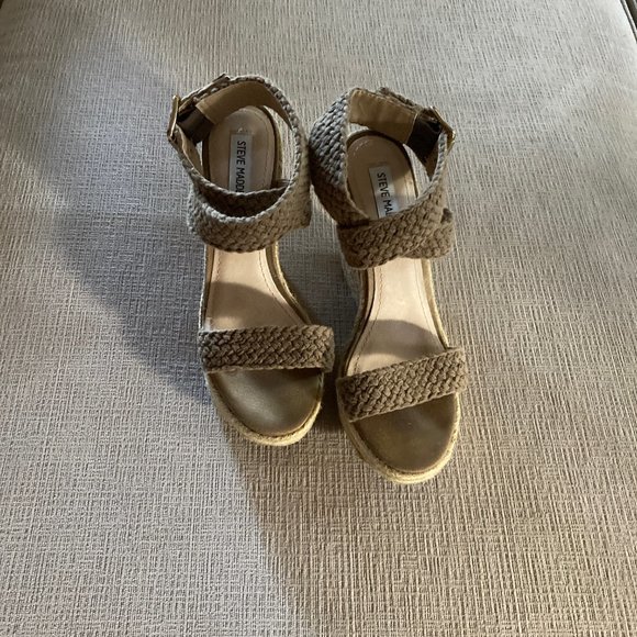 Steve Madden Khaki/Tan ankle wrap 4.75 inch wedge heel - Size 9 - Worn just once - Picture 10 of 13